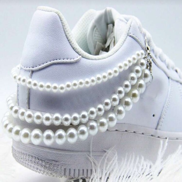 Silver and Pearl Shoe Charm Set with Quilted Floral Pouch - Picture 3 of 10